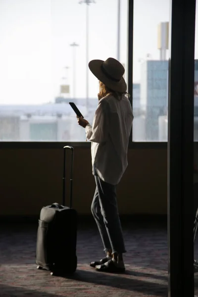 Mujer Turista Con Sombrero Equipaje Mano Esperando Vuelo Aeropuerto —  Fotos de Stock