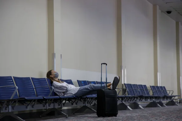 Mujer Turista Cansada Con Máscara Médica Protectora Esperando Vuelo Aeropuerto —  Fotos de Stock