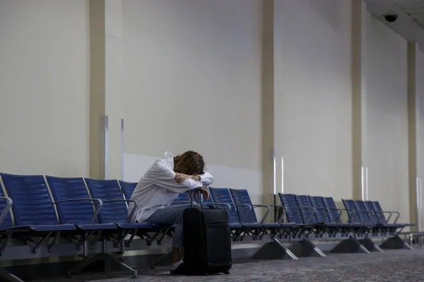 Mujer Turista Cansada Esperando Vuelo Aeropuerto Vacío Concepto Pérdida Vuelo —  Fotos de Stock