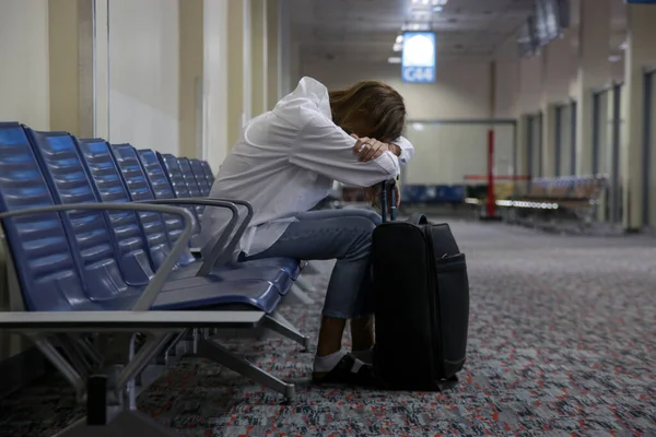 Une Touriste Fatiguée Attend Fligh Aéroport Vide Vol Manqué Retard — Photo