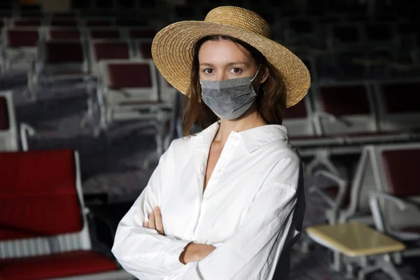 Mulher Turista Viajando Com Máscara Médica Protetora Aeroporto Medidas Segurança — Fotografia de Stock