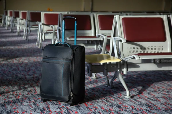 Fila Assentos Bagagem Mão Sala Aeroporto Sem Pessoas Bagagem Perdida — Fotografia de Stock