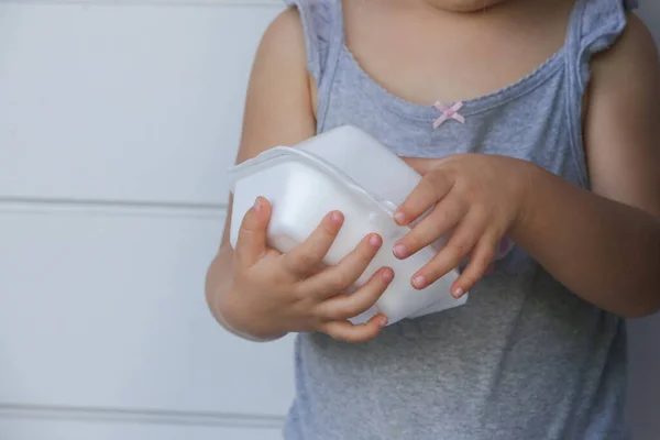 Niño Tratando Abrir Una Lonchera Espuma Para Llevar Contenedor Alimentos — Foto de Stock