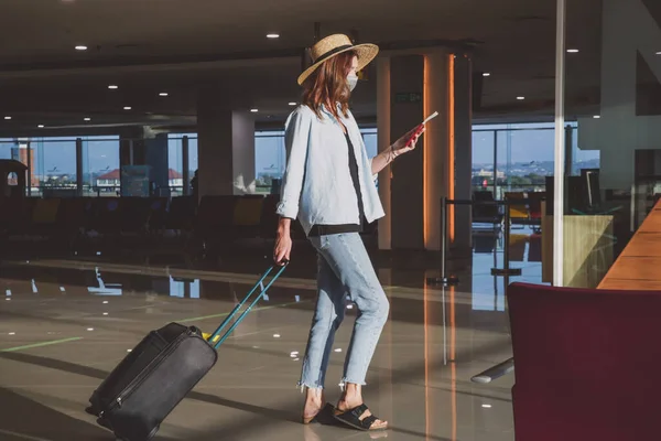 Touristin Mit Medizinischer Schutzmaske Und Handgepäck Wartet Flughafen Auf Den — Stockfoto