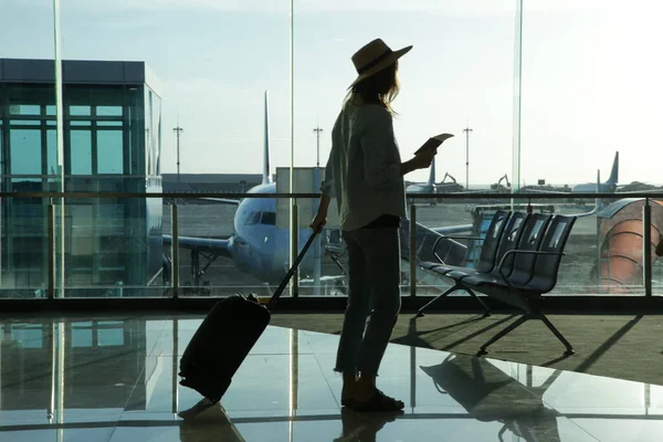 Femme Touristique Avec Chapeau Bagages Main Attente Vol Aéroport — Photo