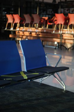 Corona Virüsü 'nün (COVID-19) yayılmasını önlemek için havaalanında sosyal mesafe kuralı için oturma izlerine sahip boş bekleme alanı. Yeni normal yaşam tarzı konsepti. Bekleme odasındaki sandalyeye X çıkartması yapıştırılmış..