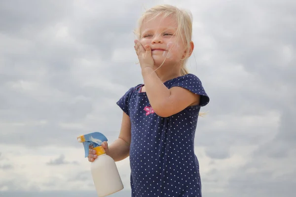 Menina Pequena Bonito Aplicando Protetor Solar Creme Proteção Praia Loção — Fotografia de Stock