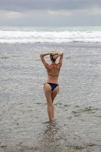 Retrato Una Mujer Caucásica Morena Bikini Azul Playa —  Fotos de Stock