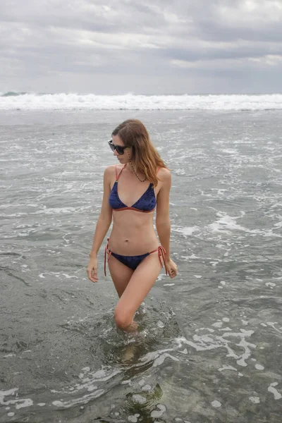 Retrato Una Mujer Caucásica Morena Bikini Azul Playa —  Fotos de Stock