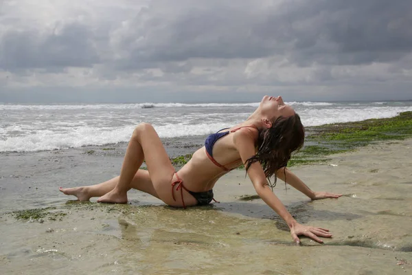 Retrato Una Mujer Caucásica Morena Bikini Azul Playa —  Fotos de Stock