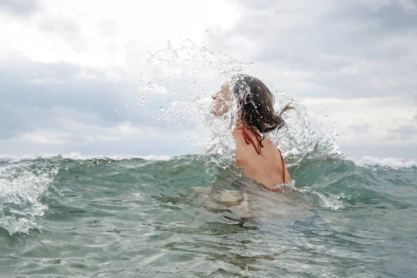 Vista Posteriore Una Giovane Donna Nell Oceano Che Gode Acqua — Foto Stock