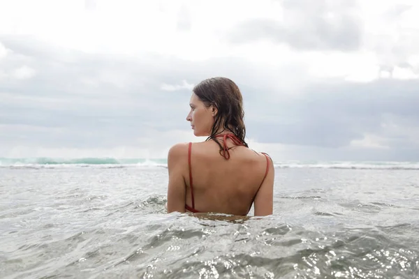 Visszapillantás Egy Fiatal Nőre Óceánban Aki Élvezi Hűvös Óceáni Vizet — Stock Fotó
