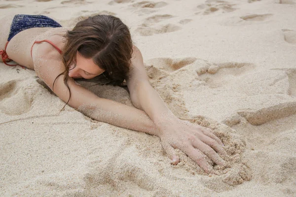 Ritratto Una Donna Caucasica Bruna Bikini Blu Posa Sulla Spiaggia — Foto Stock