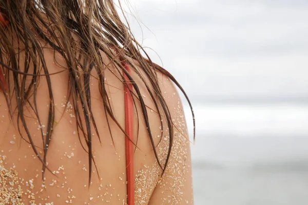 海滩上的女人的头发 皮肤上的沙子和湿透的头发都会使形象更加接近 咸咸的海水和阳光造成的头发损坏 夏季护发概念 — 图库照片