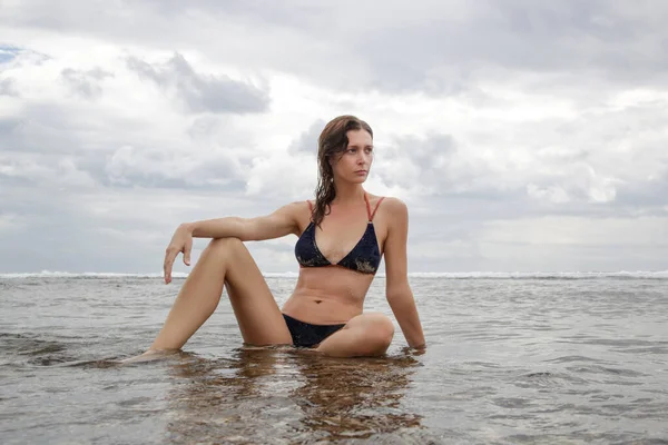 Retrato Una Mujer Caucásica Morena Bikini Azul Playa —  Fotos de Stock