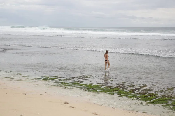 Donna Che Cammina Sulla Spiaggia Vuota Durante Bassa Marea — Foto Stock