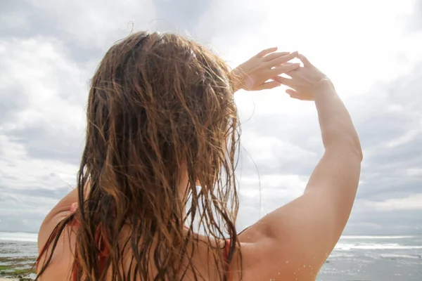 바닷바람 부드러운 햇볕을 즐기는 개념과 참을성과 — 스톡 사진
