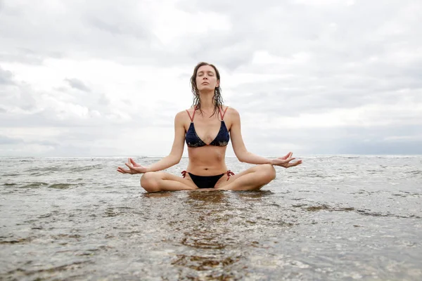 Mujer Meditación Yoga Posan Playa Joven Mujer Sana Practica Yoga — Foto de Stock