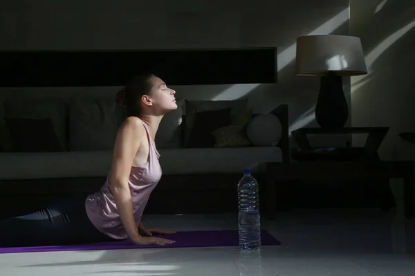 Junge Frau Praktiziert Yoga Asanas Hause Gesunder Lebensstil — Stockfoto