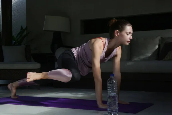 Giovane Donna Che Pratica Yoga Casa Posizione Plancia Stile Vita — Foto Stock