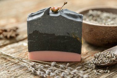 Soğuk yağlardan, aktif kömürden ve lavantadan yapılmış el yapımı sabun çubuğu. Ev yapımı zehirsiz doğal organik sabun.. 