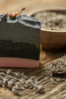 Soğuk yağlardan, aktif kömürden ve lavantadan yapılmış el yapımı sabun çubuğu. Ev yapımı zehirsiz doğal organik sabun.. 