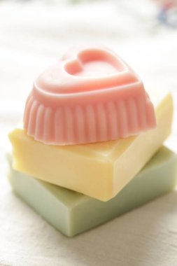 Pastel boyalı sabun kalıpları, yakın çekim. Ev yapımı zehirli olmayan doğal organik kozmetik..