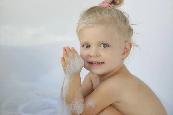 Blonde Caucasian Toddler Girl Bathing Tub Full Soap Bubbles — Stock Photo, Image