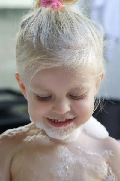 Blondýny Kavkazský Batole Dívka Koupání Vaně Plné Mýdla Bubliny — Stock fotografie