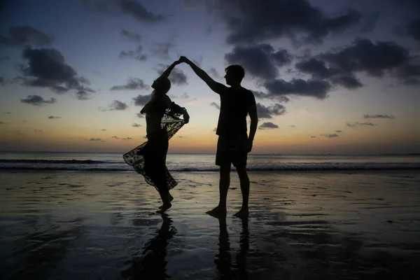 Silueta Mladého Zamilovaného Páru Pláži Během Západu Slunce — Stock fotografie
