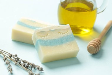 Mavi arka planda yağlı ve bitkisel malzemeli el yapımı sabun. Ev yapımı zehirli olmayan doğal organik kozmetik..