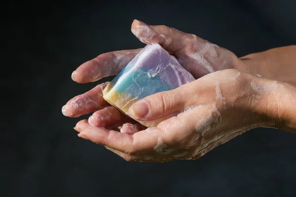 Kadın Ellerini Doğal Renkli Sabunlukla Yıkıyor — Stok fotoğraf