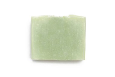 Beyaz arka planda izole edilmiş el yapımı sabun çubuğu, yakın plan. Ev yapımı zehirli olmayan doğal organik kozmetik.