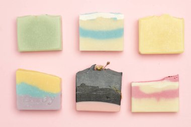 Pembe arka planda el yapımı sabunlar. Ev yapımı zehirli olmayan doğal organik kozmetik.