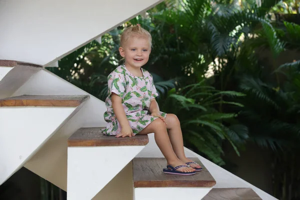 Adorável Menina Criança Loira Feliz Sentada Nas Escadas Madeira Casa — Fotografia de Stock