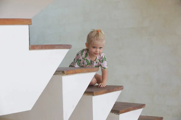 Очаровательная Счастливая Блондинка Девочка Поднимается Деревянной Лестнице Дома — стоковое фото