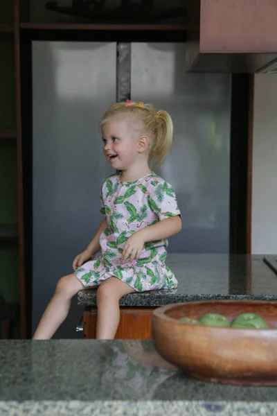 Adorável Menina Criança Feliz Sentado Balcão Cozinha — Fotografia de Stock