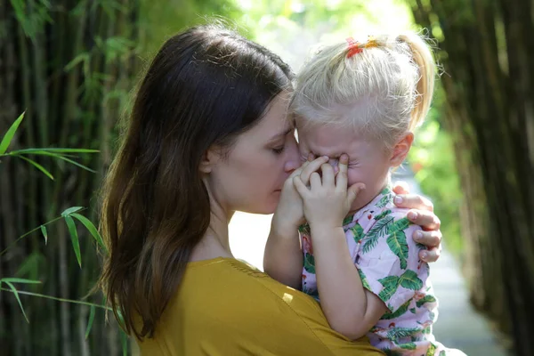 Ung Mor Kramar Sin Gråtande Lilla Dotter Sorglig Dotter Sin — Stockfoto