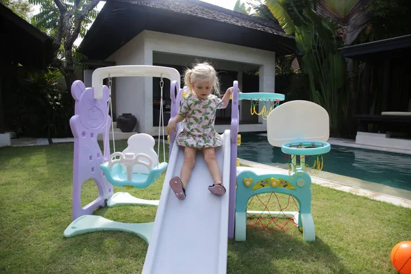 Menina Criança Ativa Slide Criança Brincando Playground Livre Atividade Verão — Fotografia de Stock