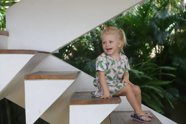 Очаровательная Счастливая Блондинка Сидящая Дома Деревянной Лестнице Летнем Наряде — стоковое фото