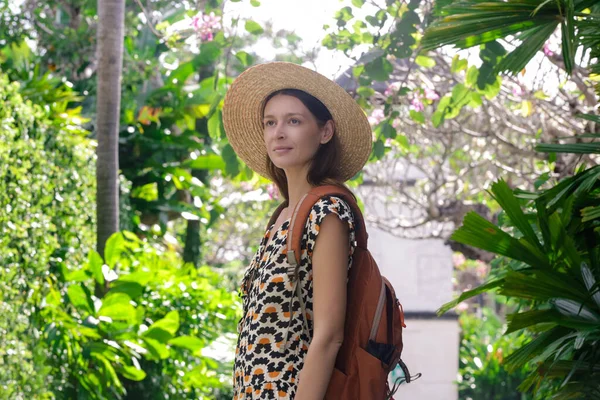 Turist Kadın Yaz Tatilinde Hasır Şapka Turuncu Sırt Çantası Takıyor — Stok fotoğraf