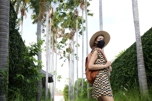 Donna Turistica Con Maschera Protettiva Donna Con Cappello Paglia Maschera — Foto Stock