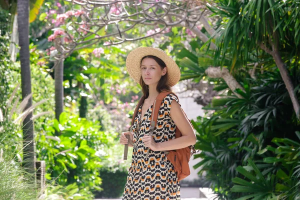 Donna Turistica Con Cappello Paglia Zaino Arancione Durante Vacanze Estive — Foto Stock