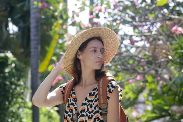 Mulher Turística Usando Chapéu Palha Mochila Laranja Suas Férias Verão — Fotografia de Stock