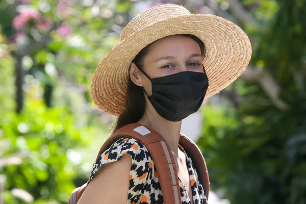 Close Retrato Mulher Turista Usando Máscara Protetora Mulher Usando Chapéu — Fotografia de Stock