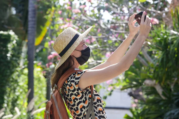 Turystka Masce Ochronnej Robiąca Zdjęcia Telefonem Komórkowym Kobieta Słomkowym Kapeluszu — Zdjęcie stockowe