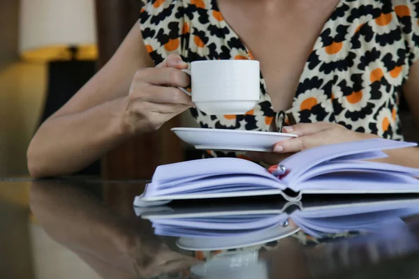 Junge Frau Trinkt Hause Einen Kaffee Und Schreibt Ins Tagebuch — Stockfoto