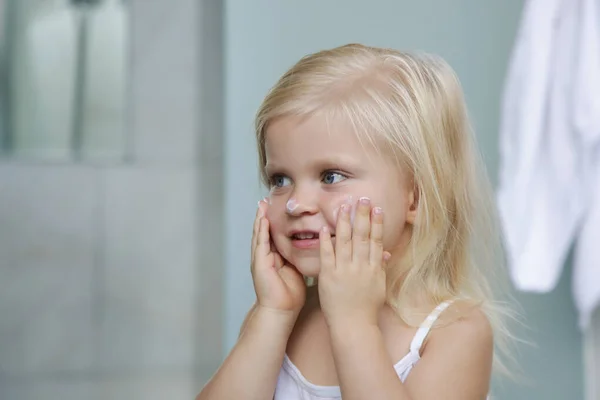 Adorable Rubia Caucásica Niña Aplicando Crema Cara — Foto de Stock