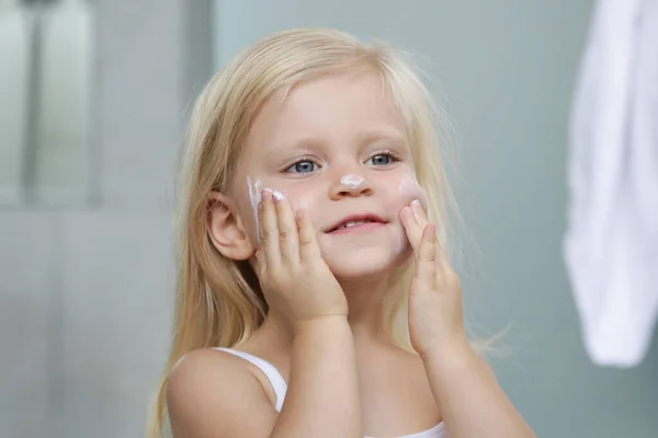 Adorable Rubia Caucásica Niña Aplicando Crema Cara — Foto de Stock