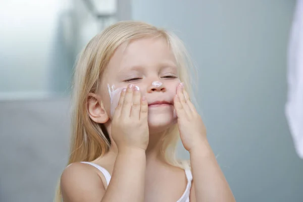 Adorabile Bionda Caucasica Bambina Che Applica Crema Sul Viso — Foto Stock